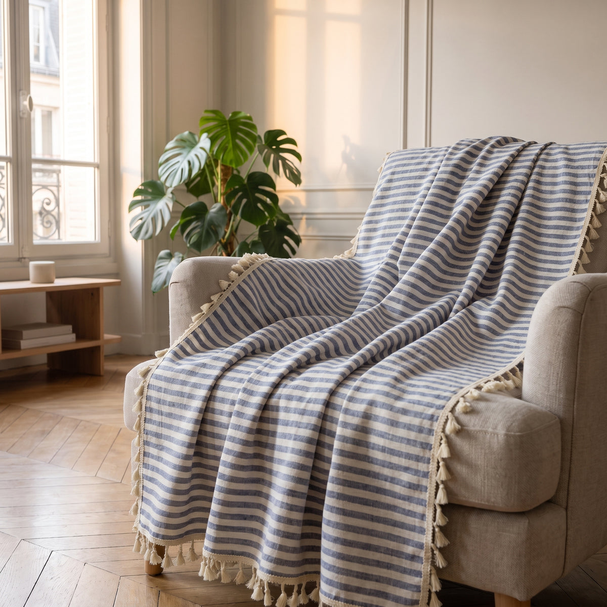 Détail du tissage rayé bleu et de la bordure à pompons du rideau