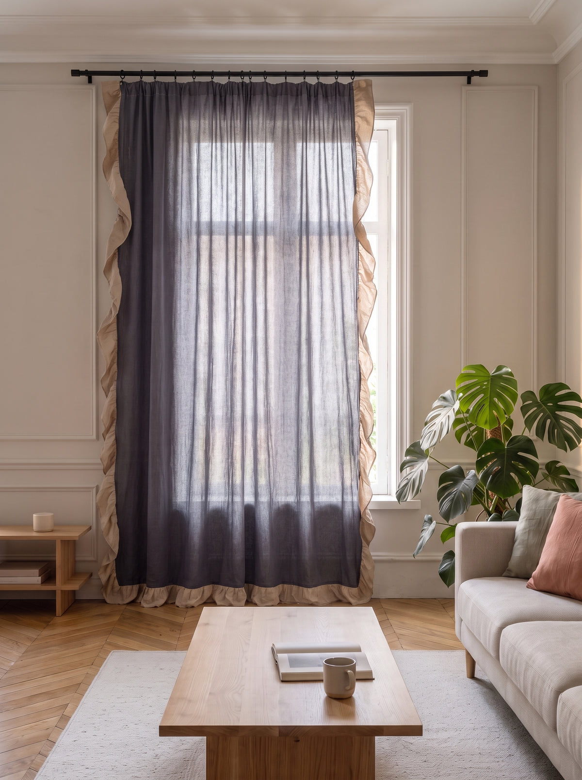 Rideau semi-occultant gris fermé devant une fenêtre entière, avec crochets visibles Image