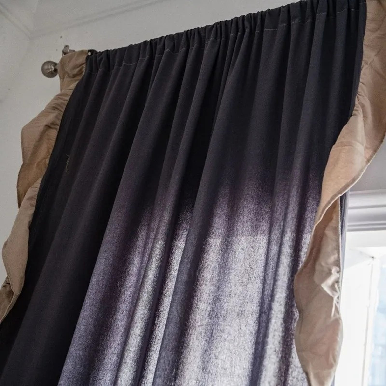 Fixation réelle du rideau gris sur tringle, tête froncée et volant beige Image