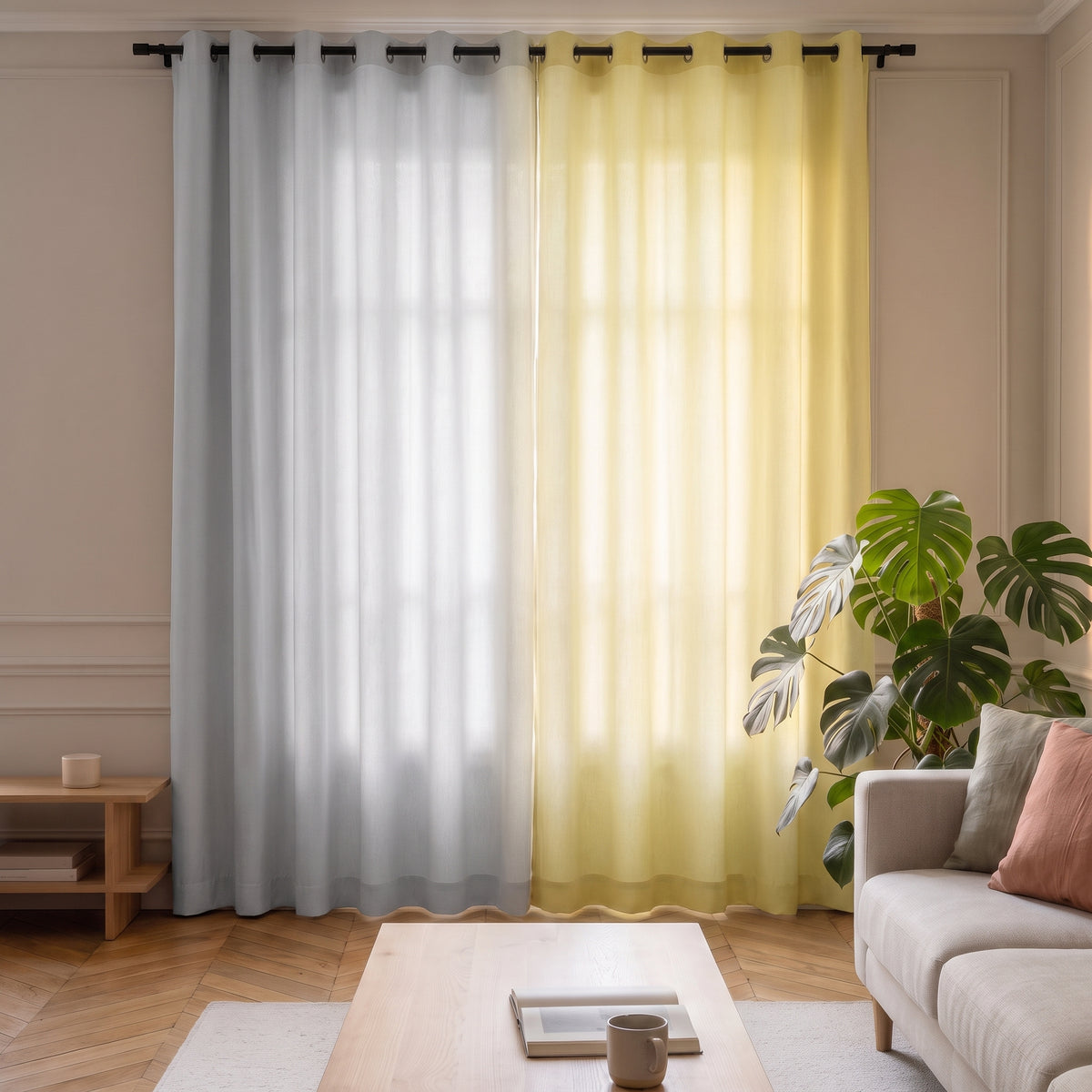 Rideau tulle gris et jaune sur une fenêtre entière du salon Moment Cocooning Image
