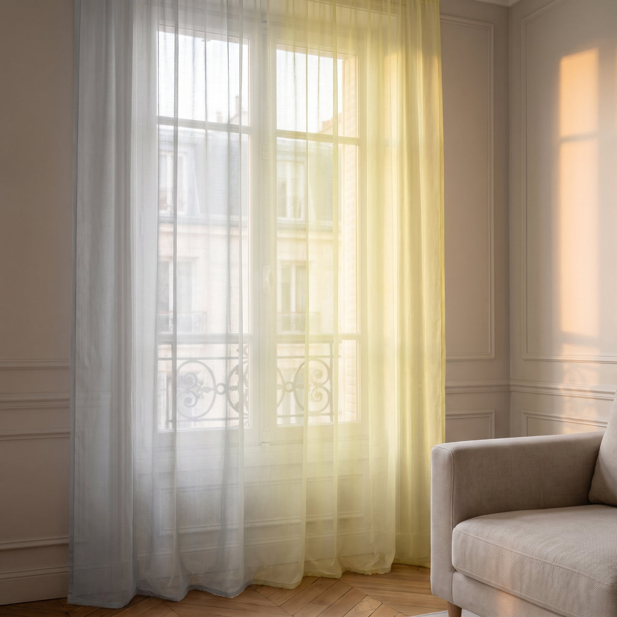 Transparence du tulle gris et jaune devant la fenêtre du salon Moment Cocooning Image