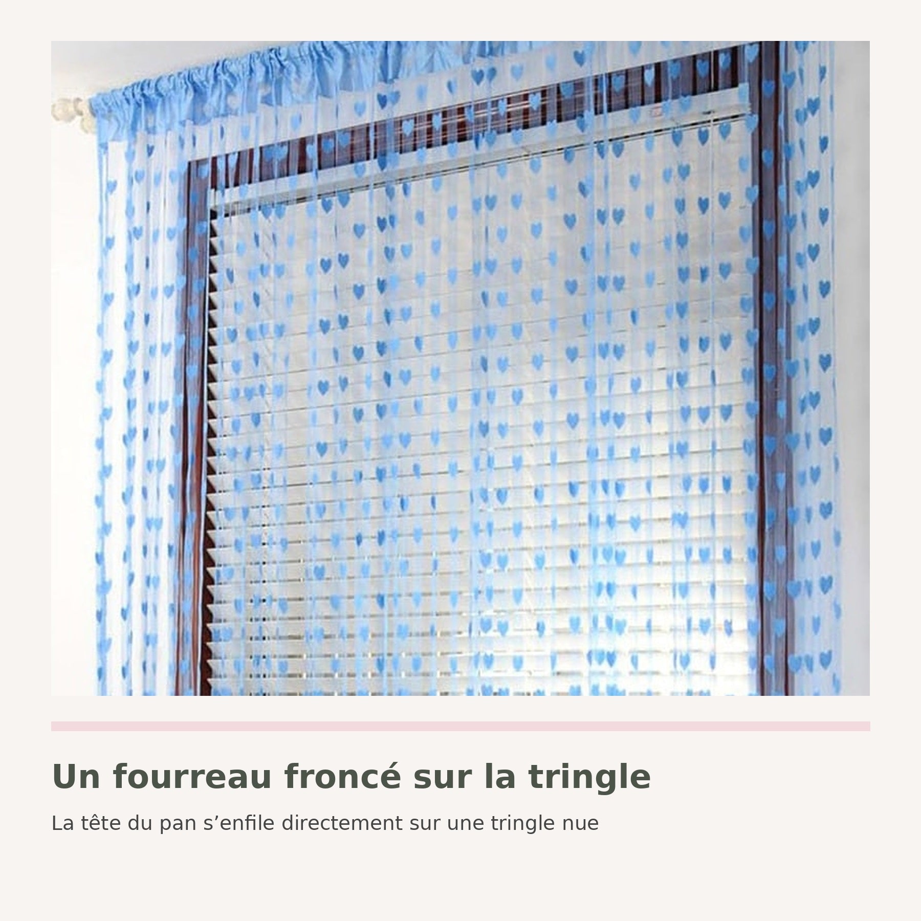 Détail du fourreau froncé du rideau à fils cœur bleu sur une tringle Image