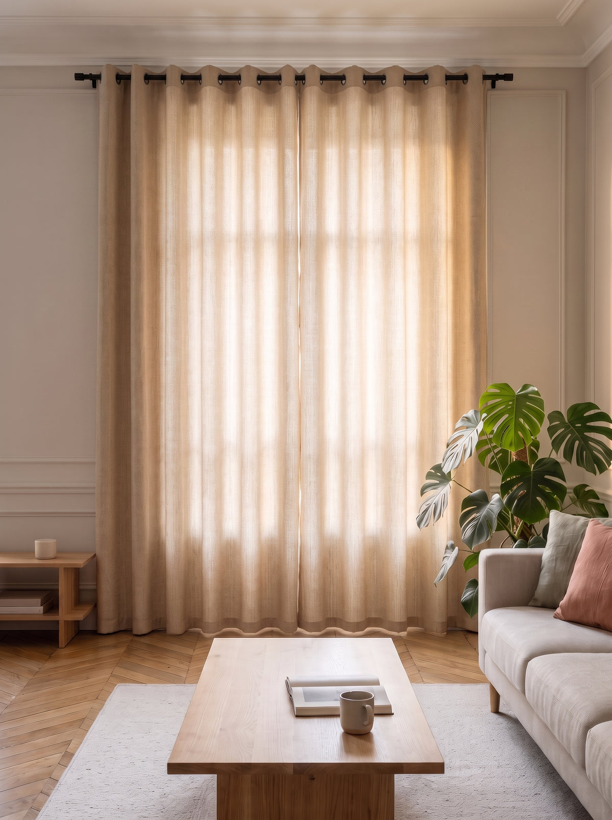 Rideau beige fermé couvrant toute la fenêtre du salon, avec tringle et œillets Image