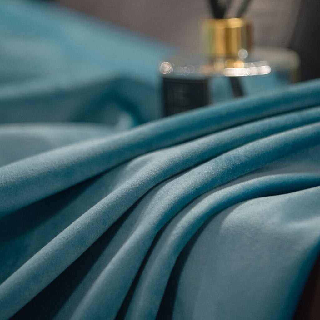 Détail de la matière du rideau en velours bleu