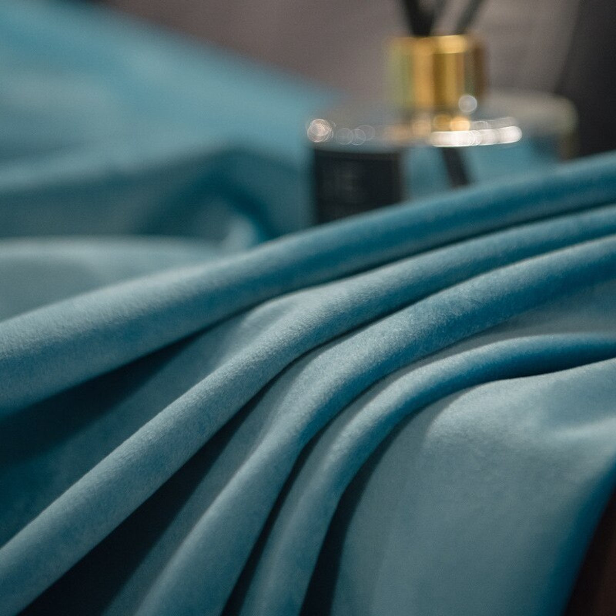 Détail de la matière du rideau en velours bleu