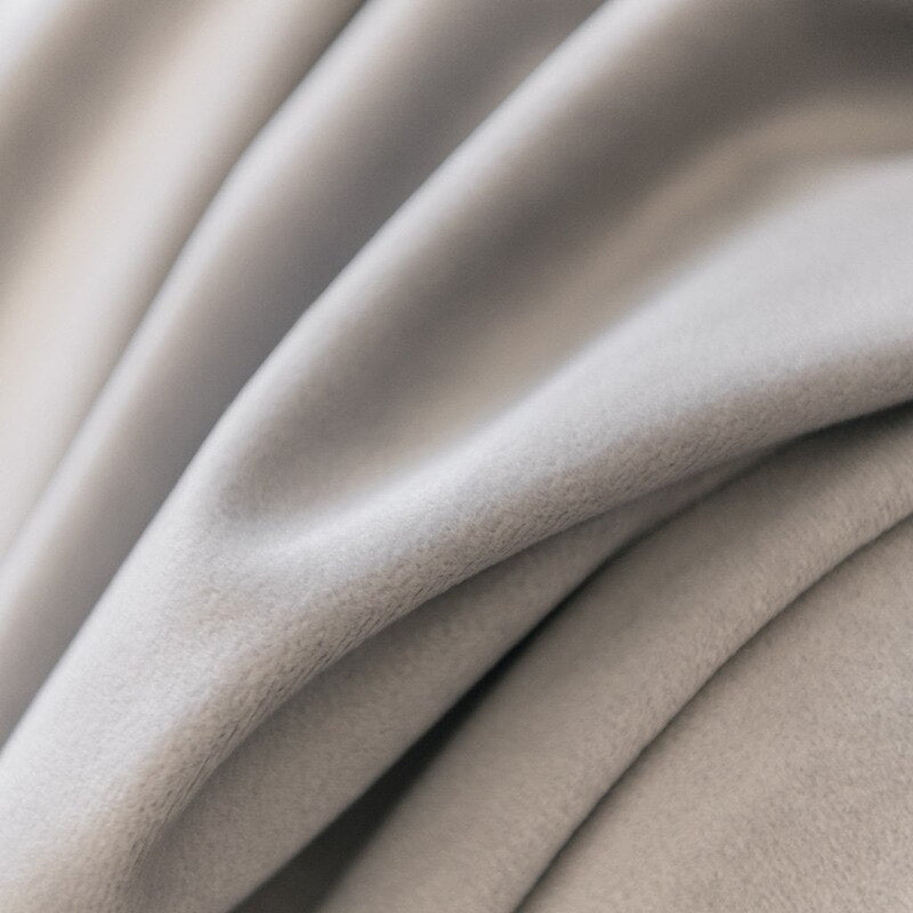Détail de la matière du rideau en velours gris