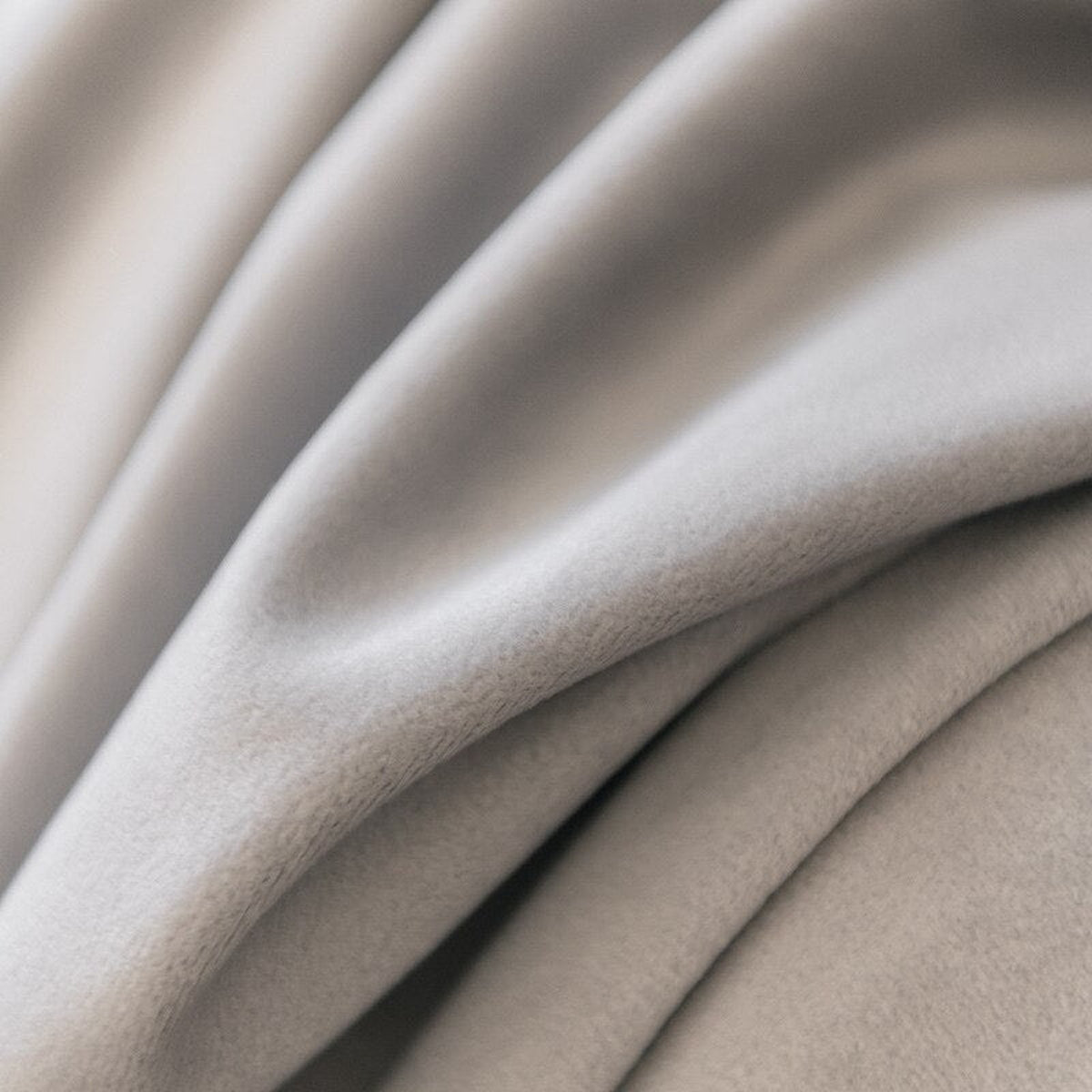Détail de la matière du rideau en velours gris