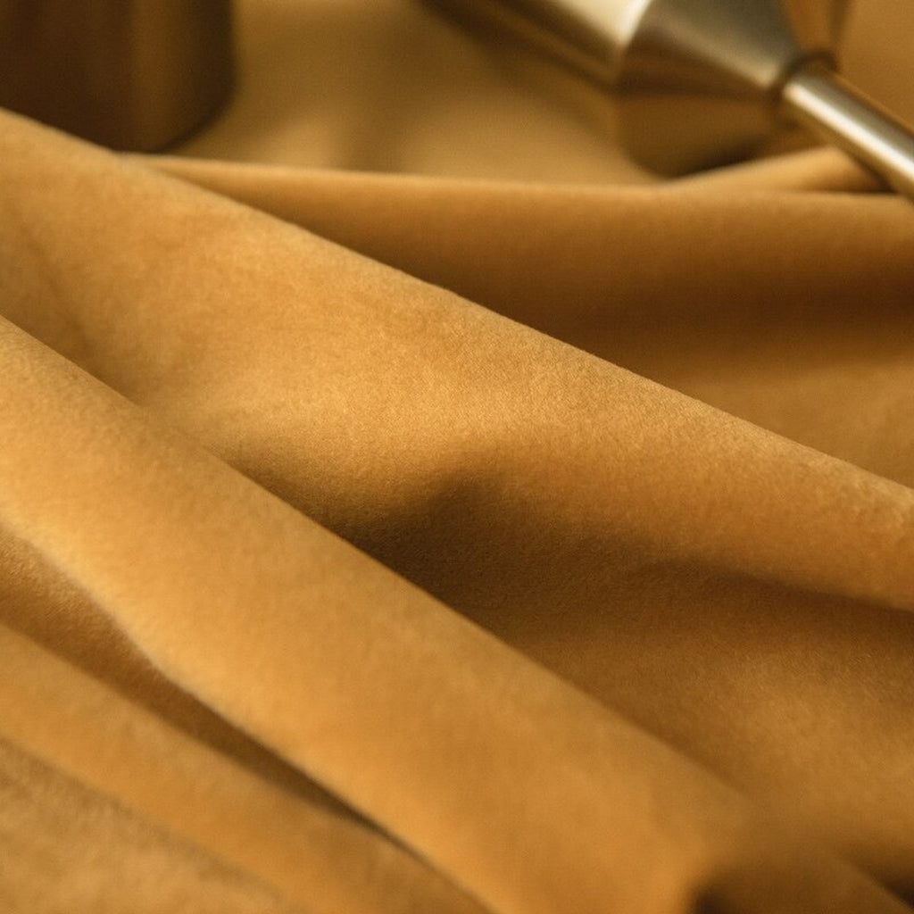 Détail de la matière du rideau en velours jaune
