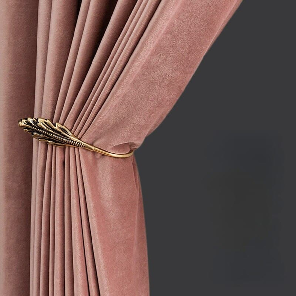 Détail du rideau en velours rose et de sa retombée plissée