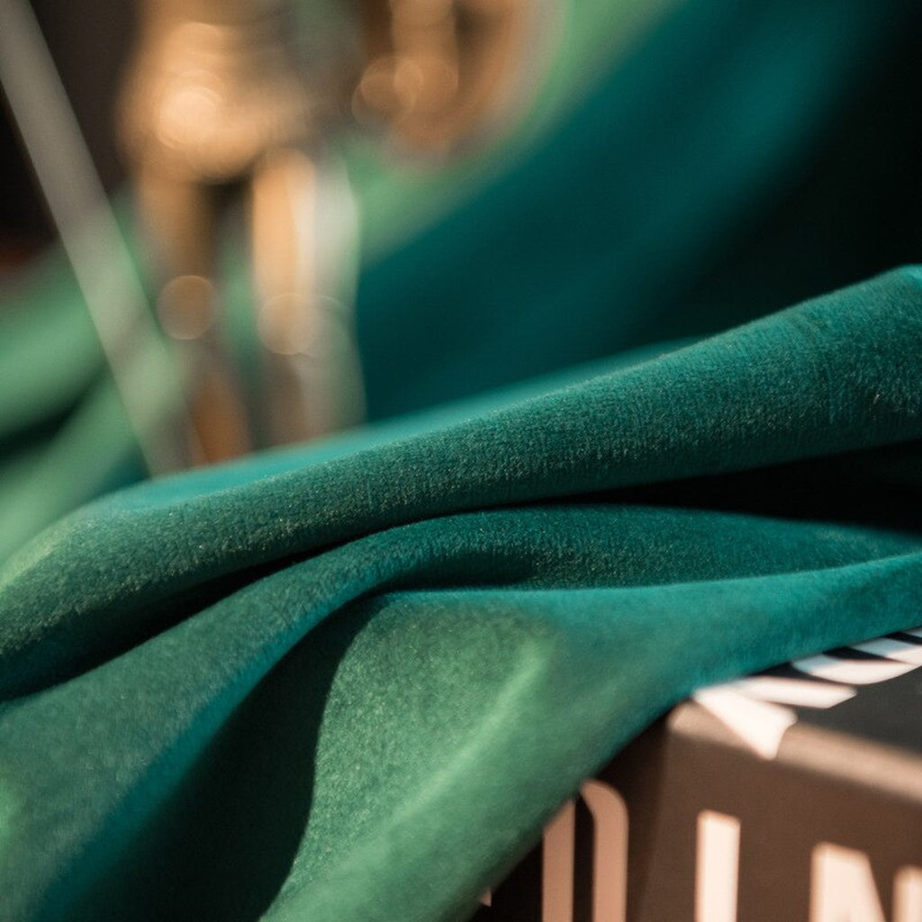Détail de la matière du rideau en velours vert