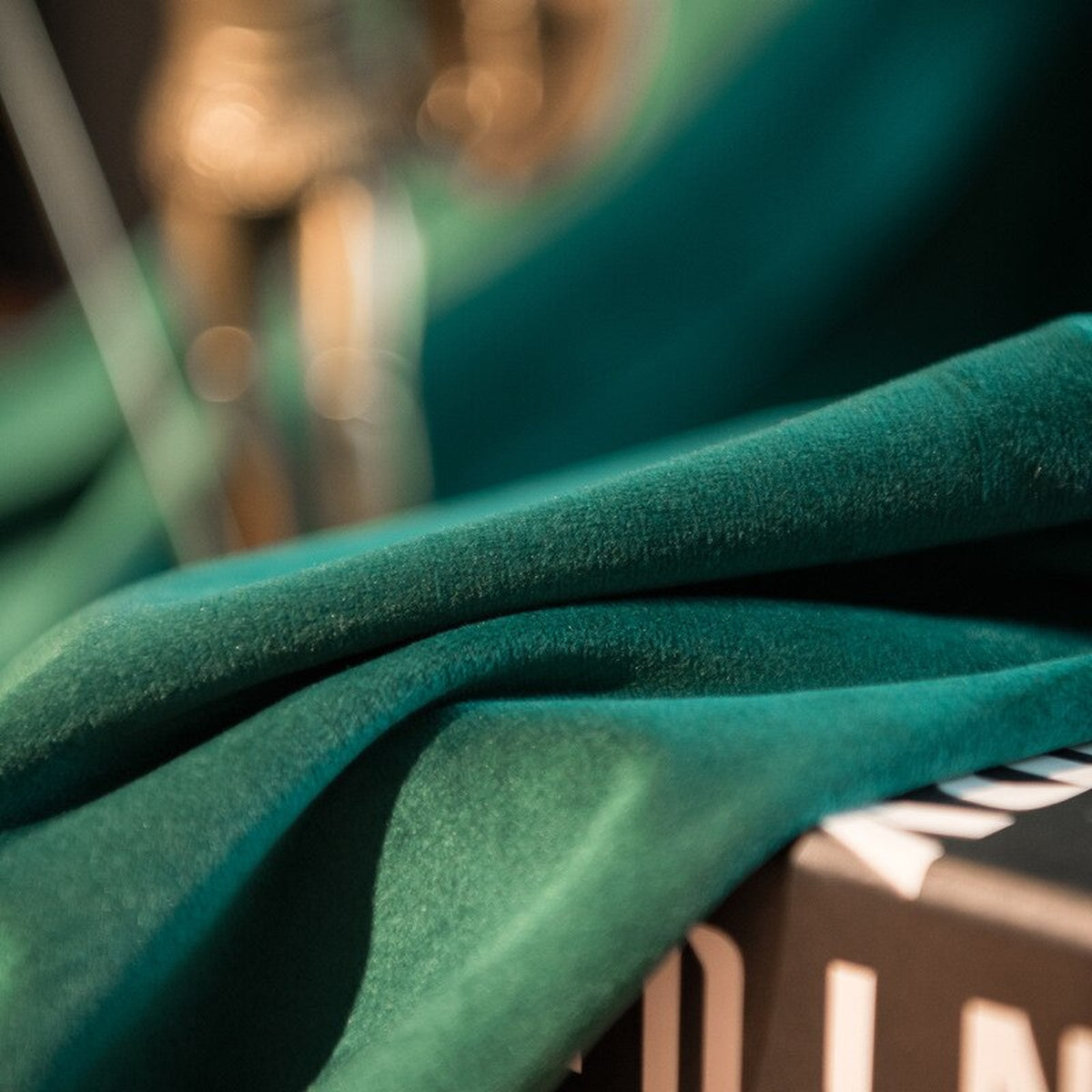 Détail de la matière du rideau en velours vert