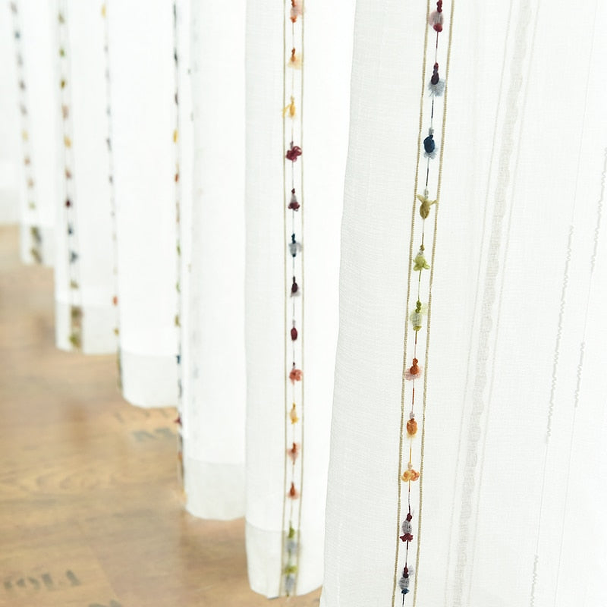 Voilage en tulle à broderies colorées, vue 4