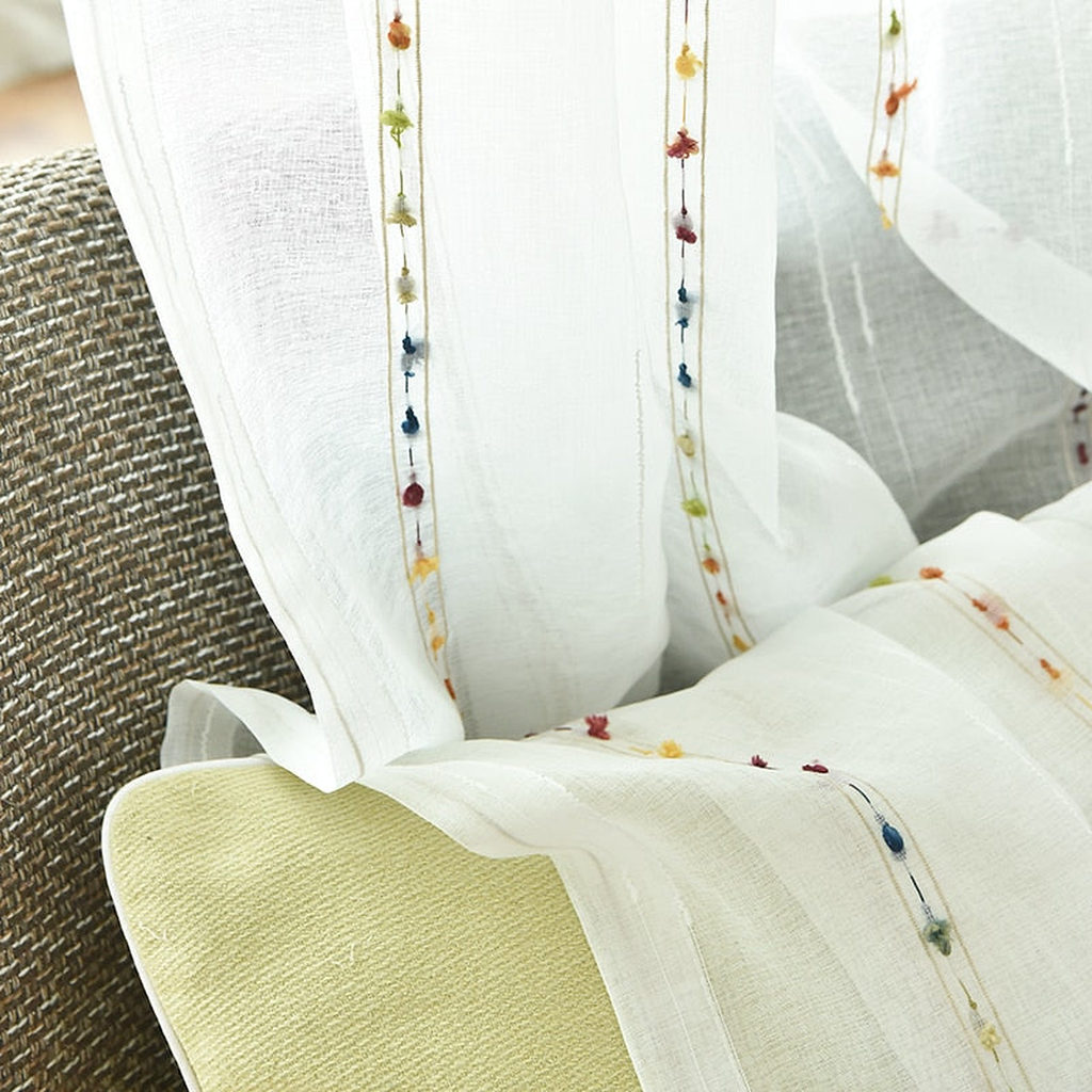 Voilage en tulle à broderies colorées, coloris Blanc