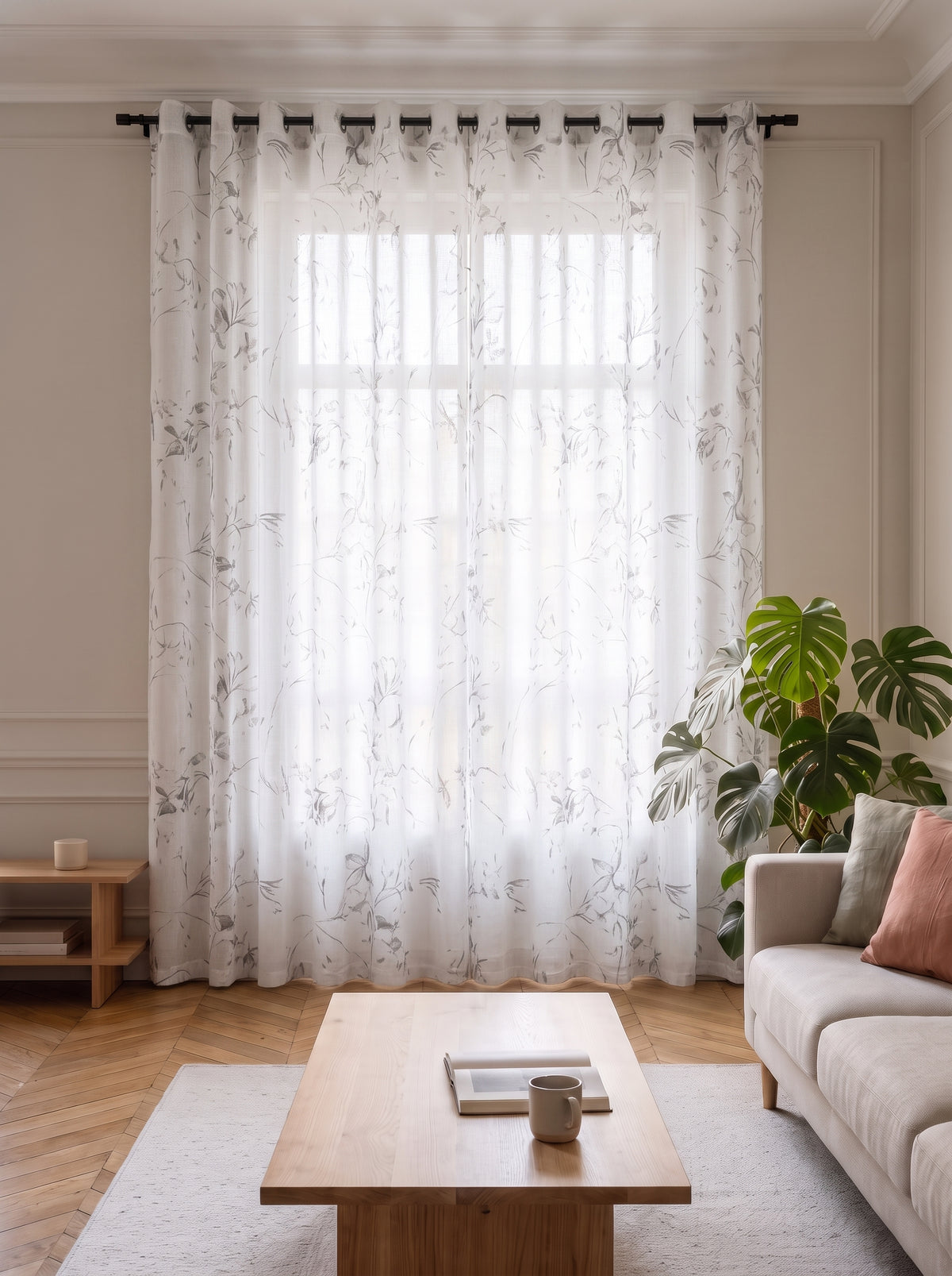 Voilage transparent blanc à motif feuillage fermé devant une fenêtre entière Image