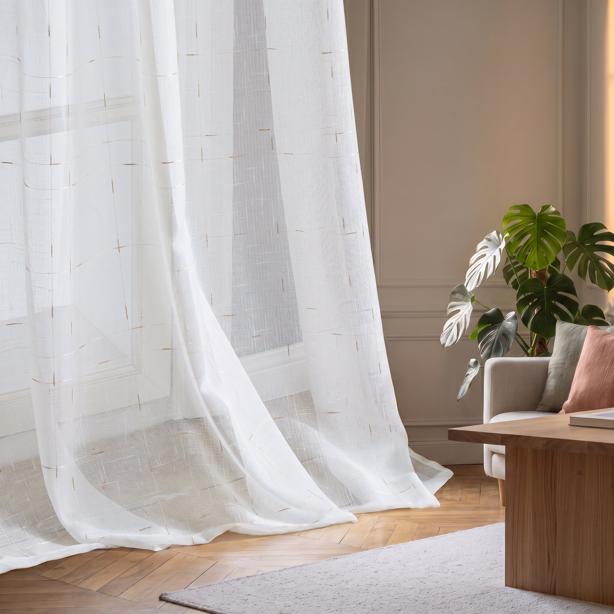 Voilage blanc à détails dorés filtrant la lumière dans un salon Image