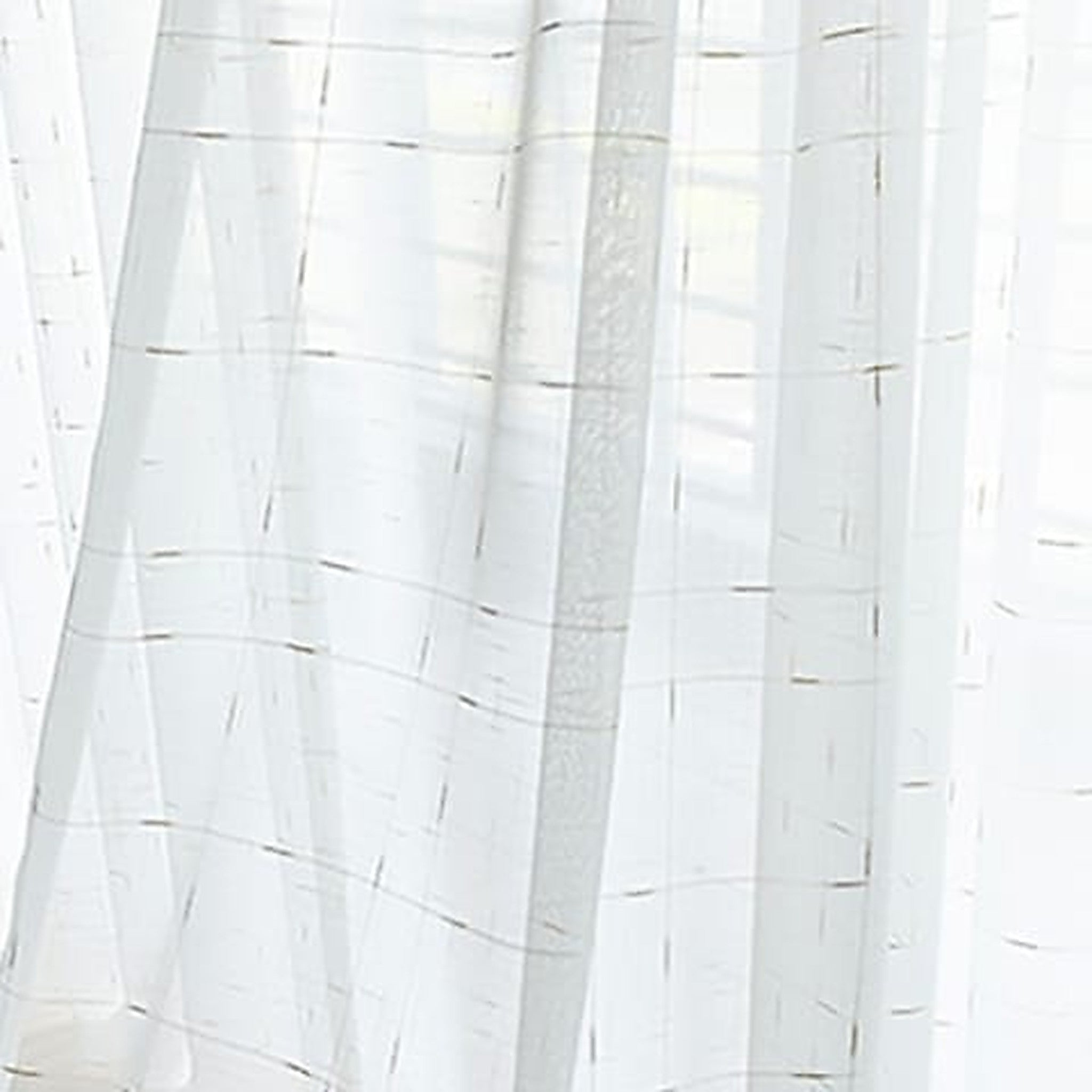 Détail du voile blanc à détails dorés : la trame laisse passer la lumière et les fins motifs dorés ponctuent le tissu Image