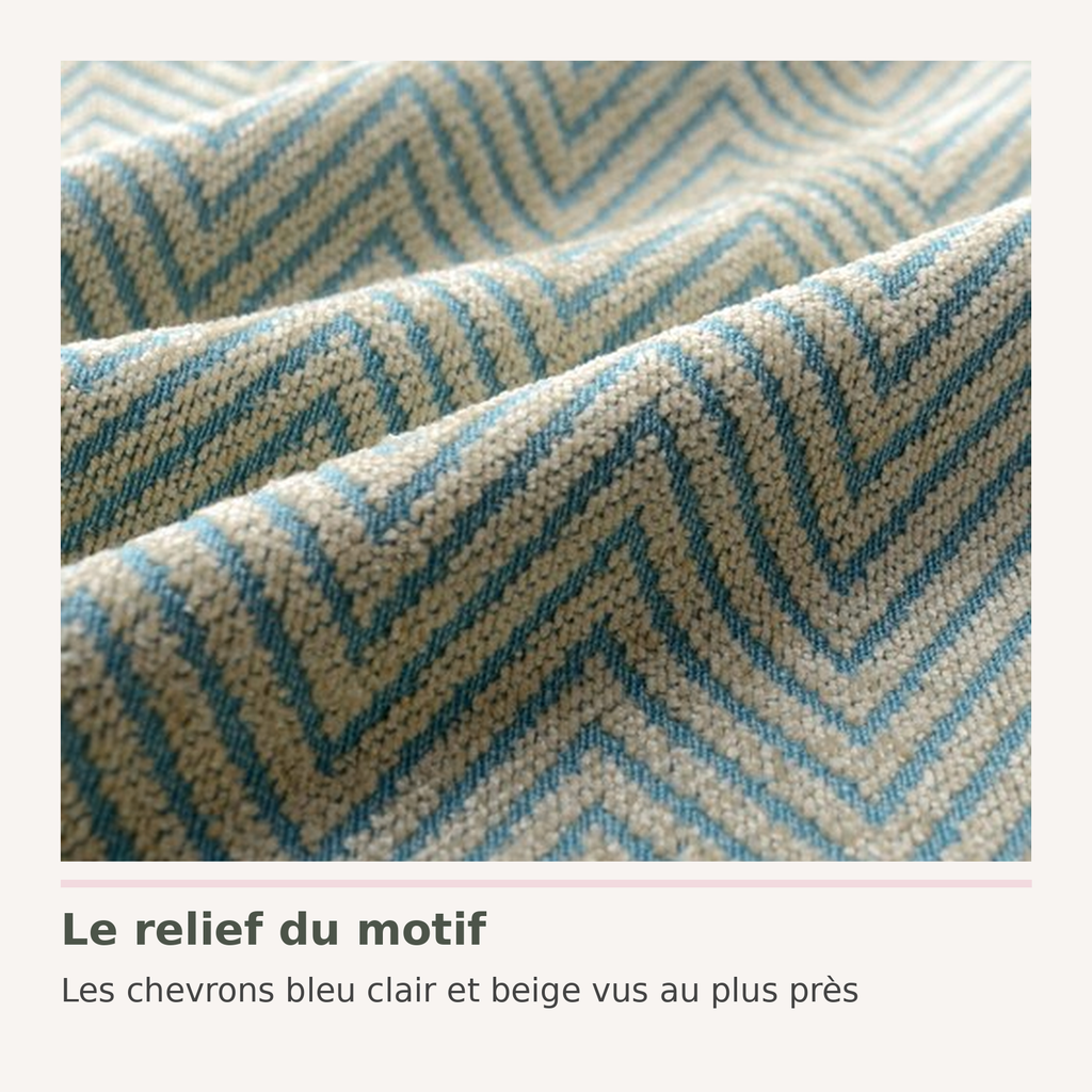 Détail du motif à chevrons bleu clair et beige du rideau