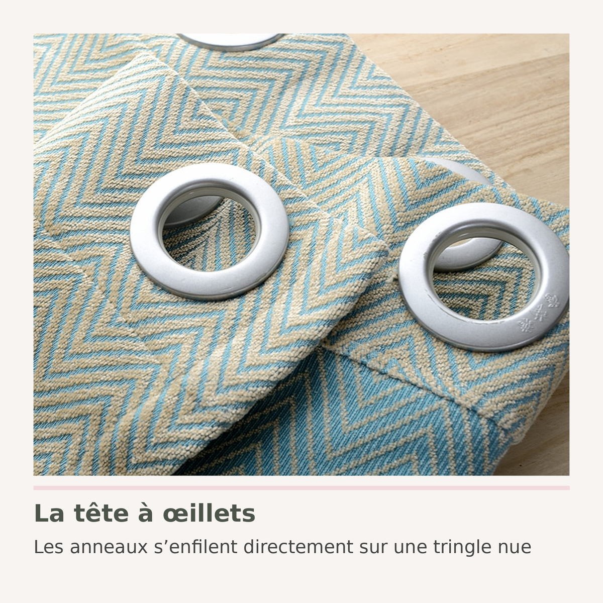Tête à œillets du rideau en chenille bleu pour tringle nue