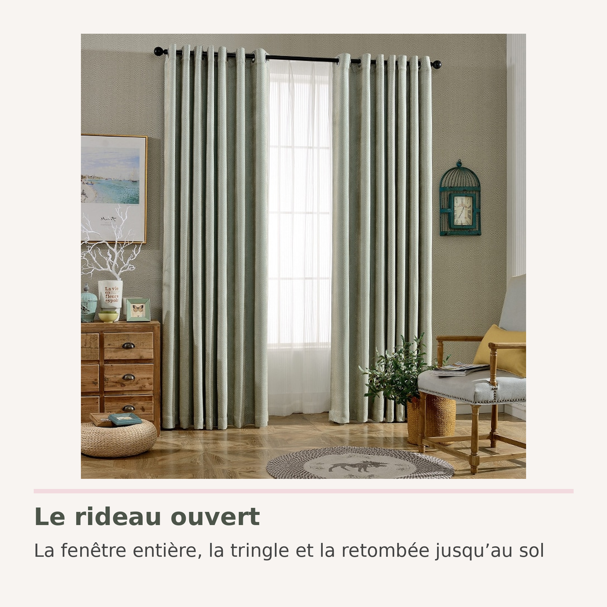Rideau en chenille bleu ouvert devant une fenêtre entière Image