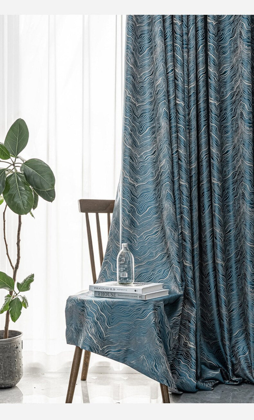 Rideau jacquard occultant bleu dans un salon