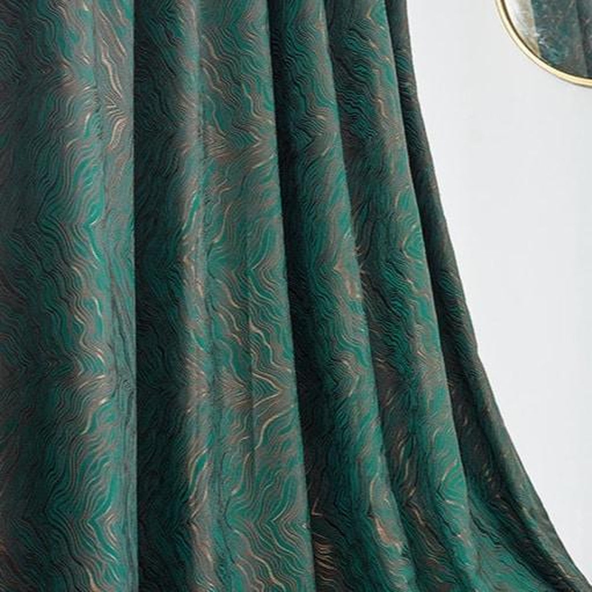 Détail du rideau jacquard occultant vert et de son motif ondulé