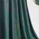 Détail du rideau jacquard occultant vert et de son motif ondulé
