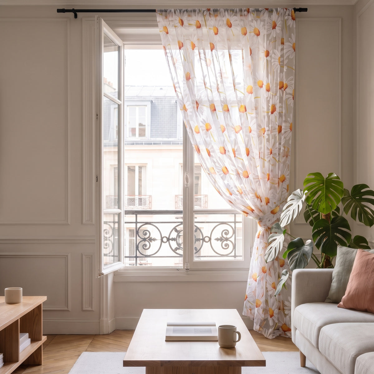 Voilage en tulle à fleurs ouvert sur un côté de la fenêtre entière