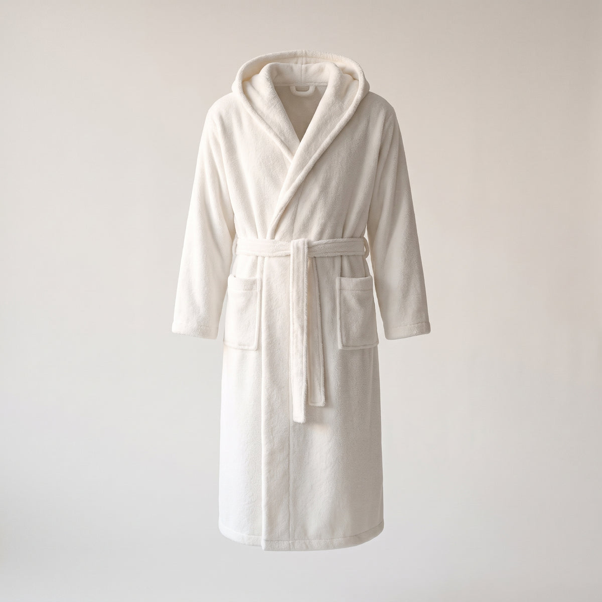Robe de chambre longue homme blanche pelucheuse en mannequin fantôme sur fond blanc cassé