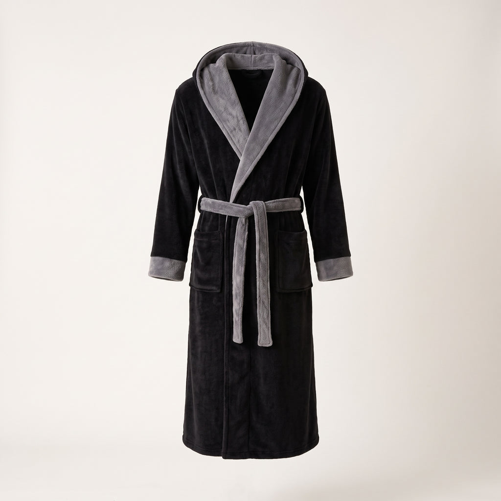 Robe de chambre longue homme noire et grise en mannequin fantôme sur fond blanc cassé