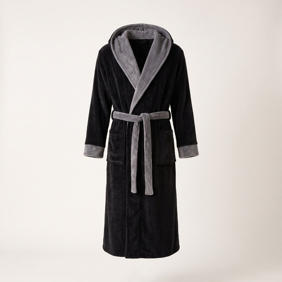 Robe de chambre longue homme noire et grise en mannequin fantôme sur fond blanc cassé
