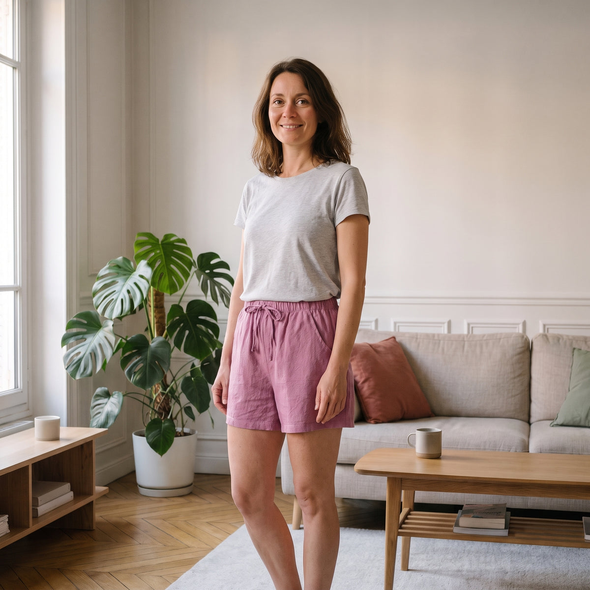 Short femme en coton et lin rose porté dans un salon