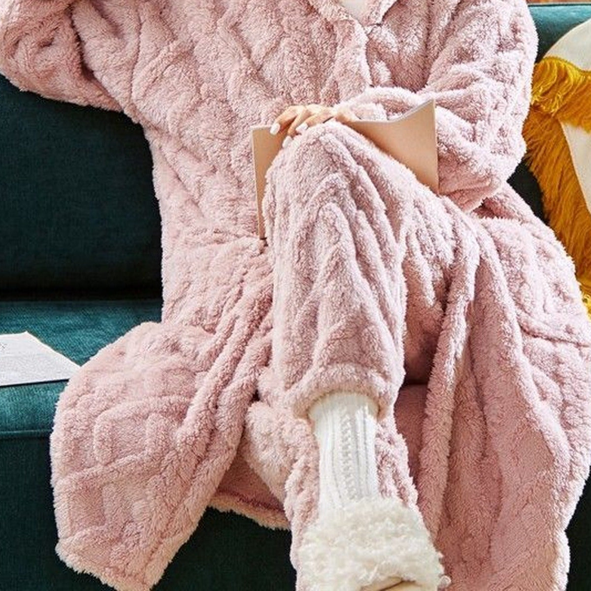 Détail du coloris rose, du relief et du pantalon de l'ensemble pyjama femme