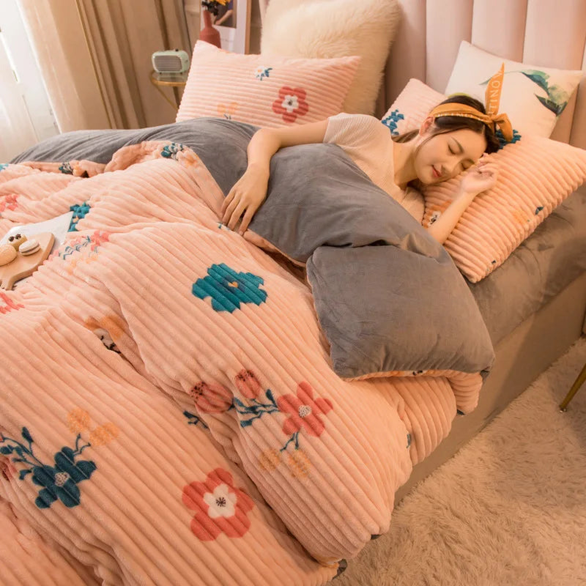 Parure de lit côtelée, option rose fleur, présentée sur un lit