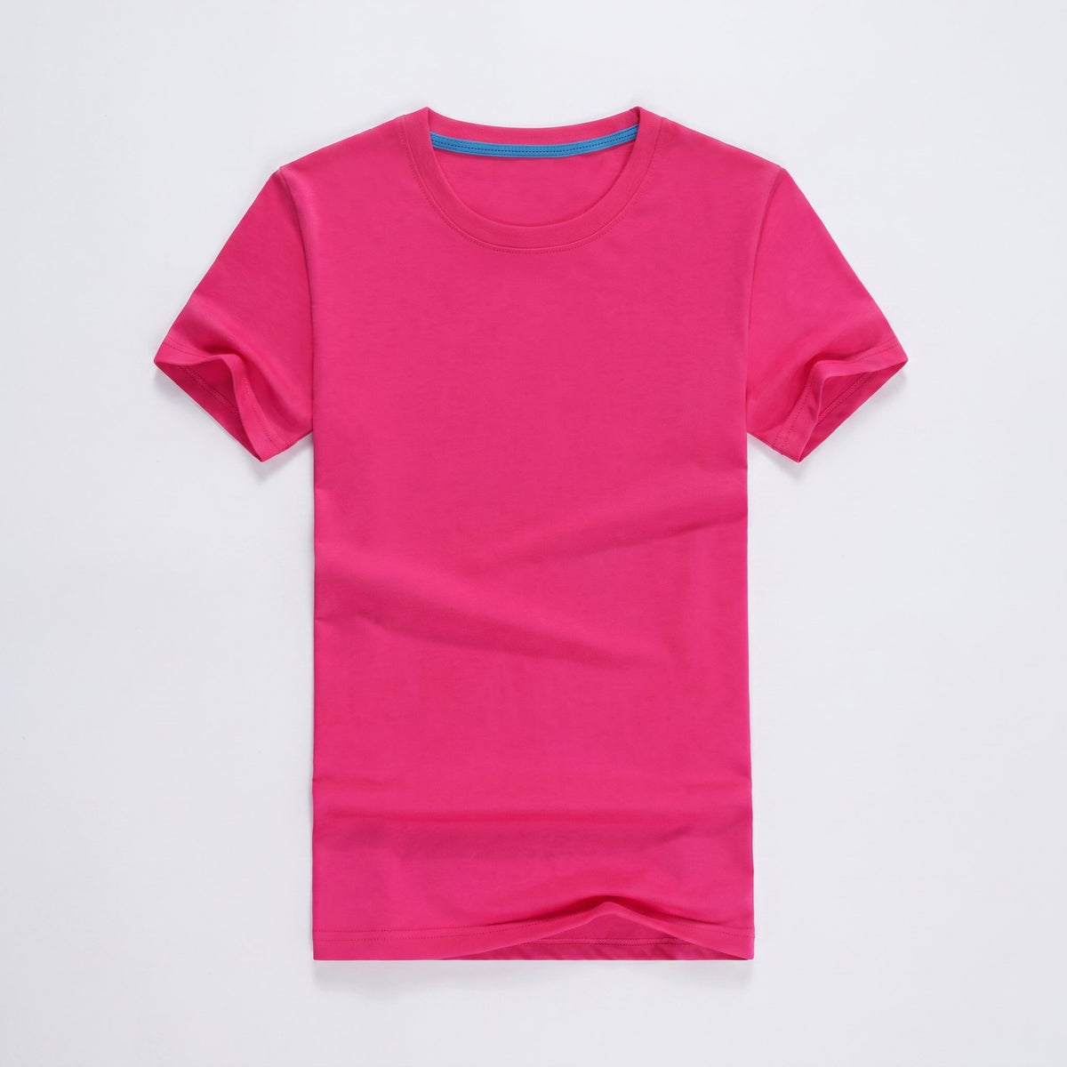 T-shirt rose foncé en coton posé à plat, vu du dessus