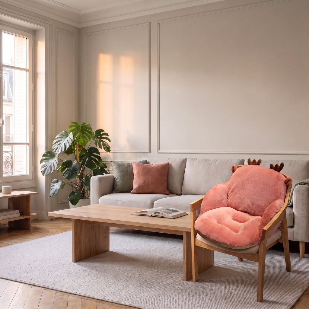 Coussin de chaise rose foncé à motif cerf, installe sur une chaise en bois du coin repas