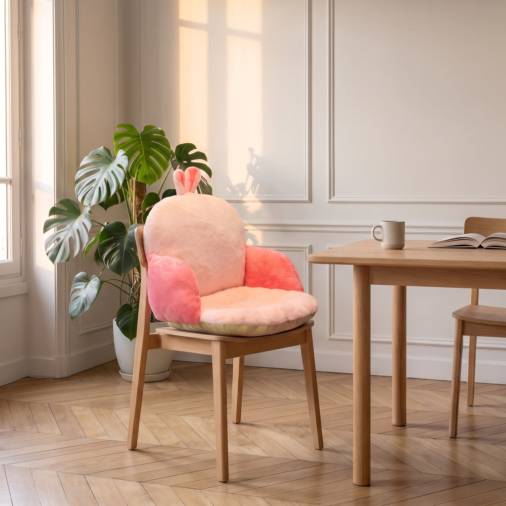 Coussin de chaise rose mixte avec oreilles de lapin, installe sur une chaise en bois du coin repas