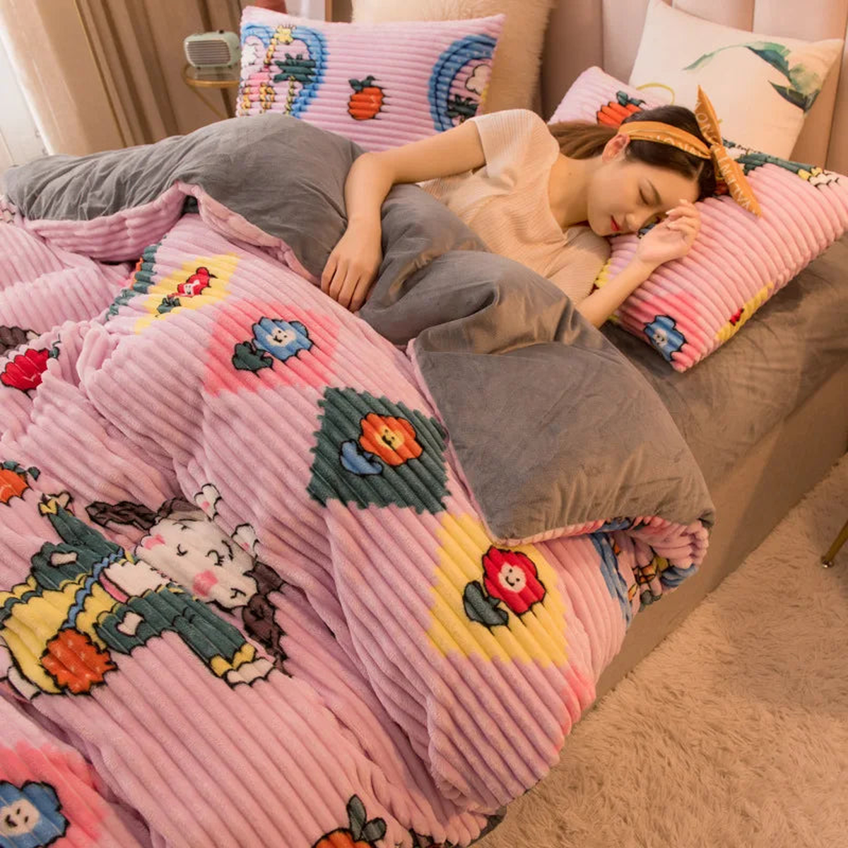 Parure de lit côtelée, option rose motifs, présentée sur un lit