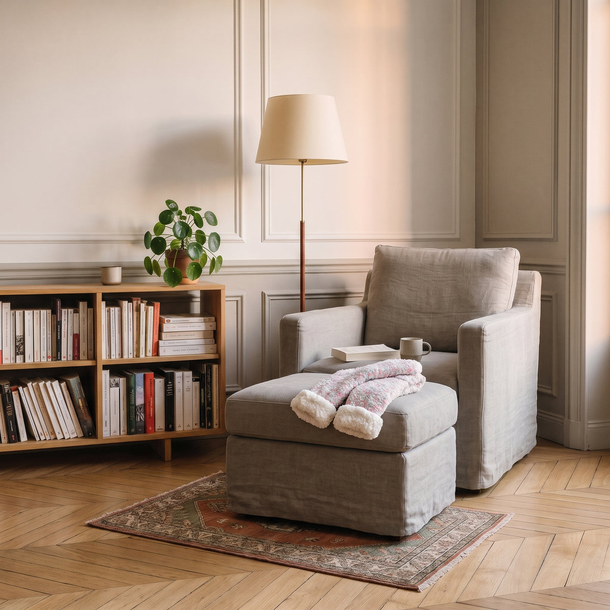 Chaussettes rose moucheté pliées dans un coin lecture lumineux