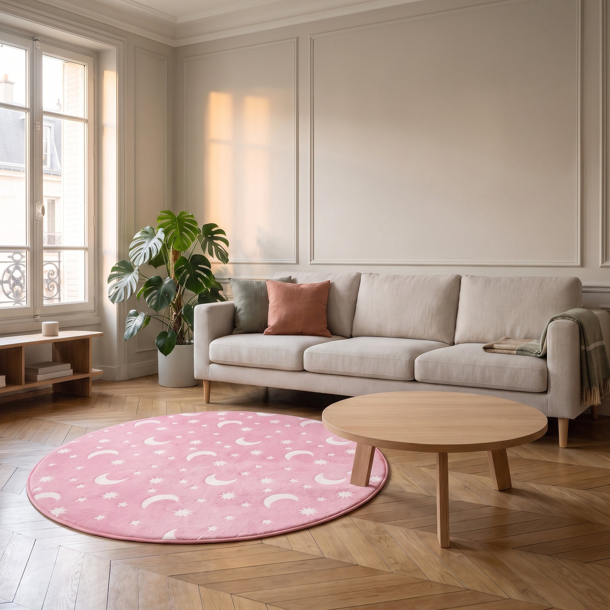 Tapis rond phosphorescent rose à lunes et étoiles dans un salon clair