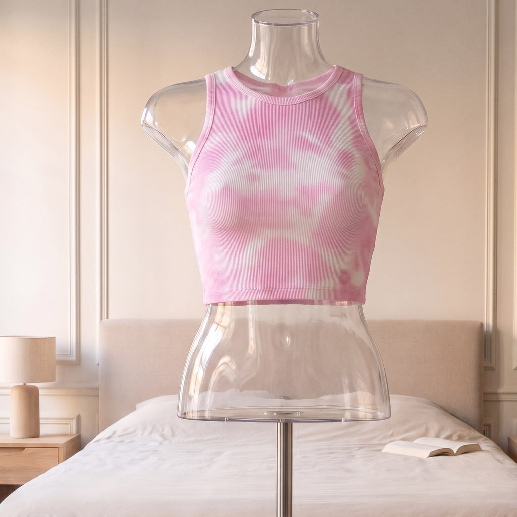Débardeur crop top tie and dye femme, coloris rose, présenté sur un buste dans une chambre