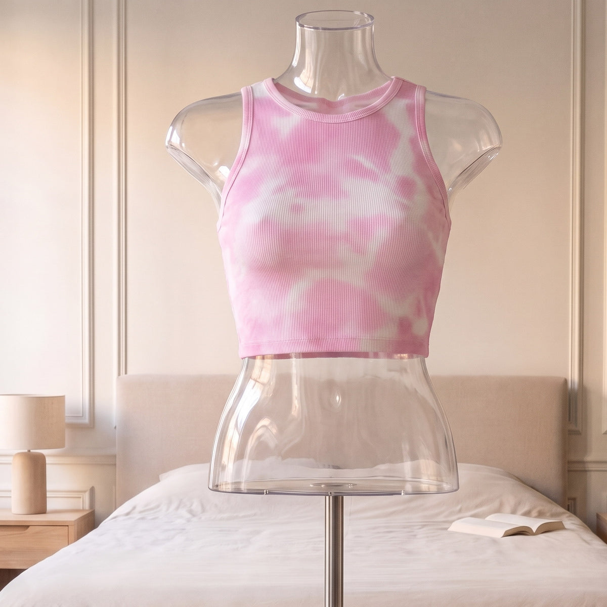 Débardeur crop top tie and dye femme, coloris rose, présenté sur un buste dans une chambre