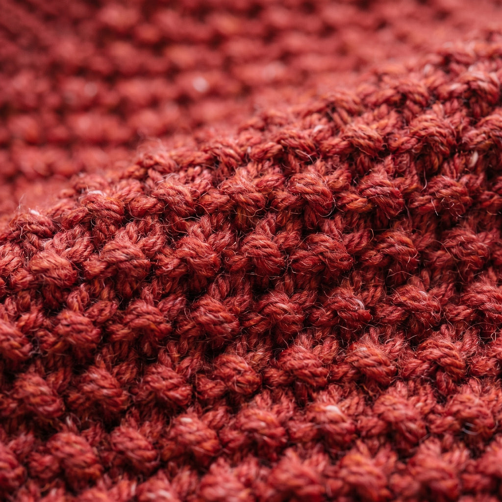 Détail de la maille du cardigan long femme rouge