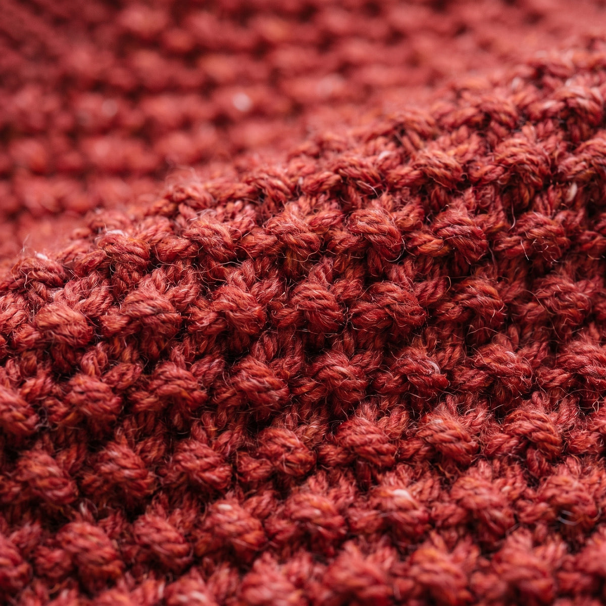 Détail de la maille du cardigan long femme rouge