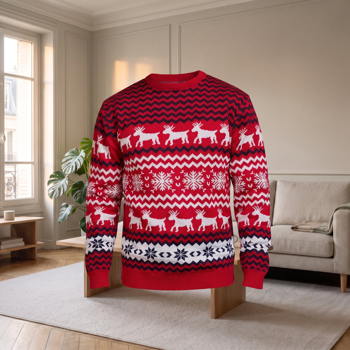 Pull de Noël rouge à petits rennes et chevrons présenté de face dans le salon Image