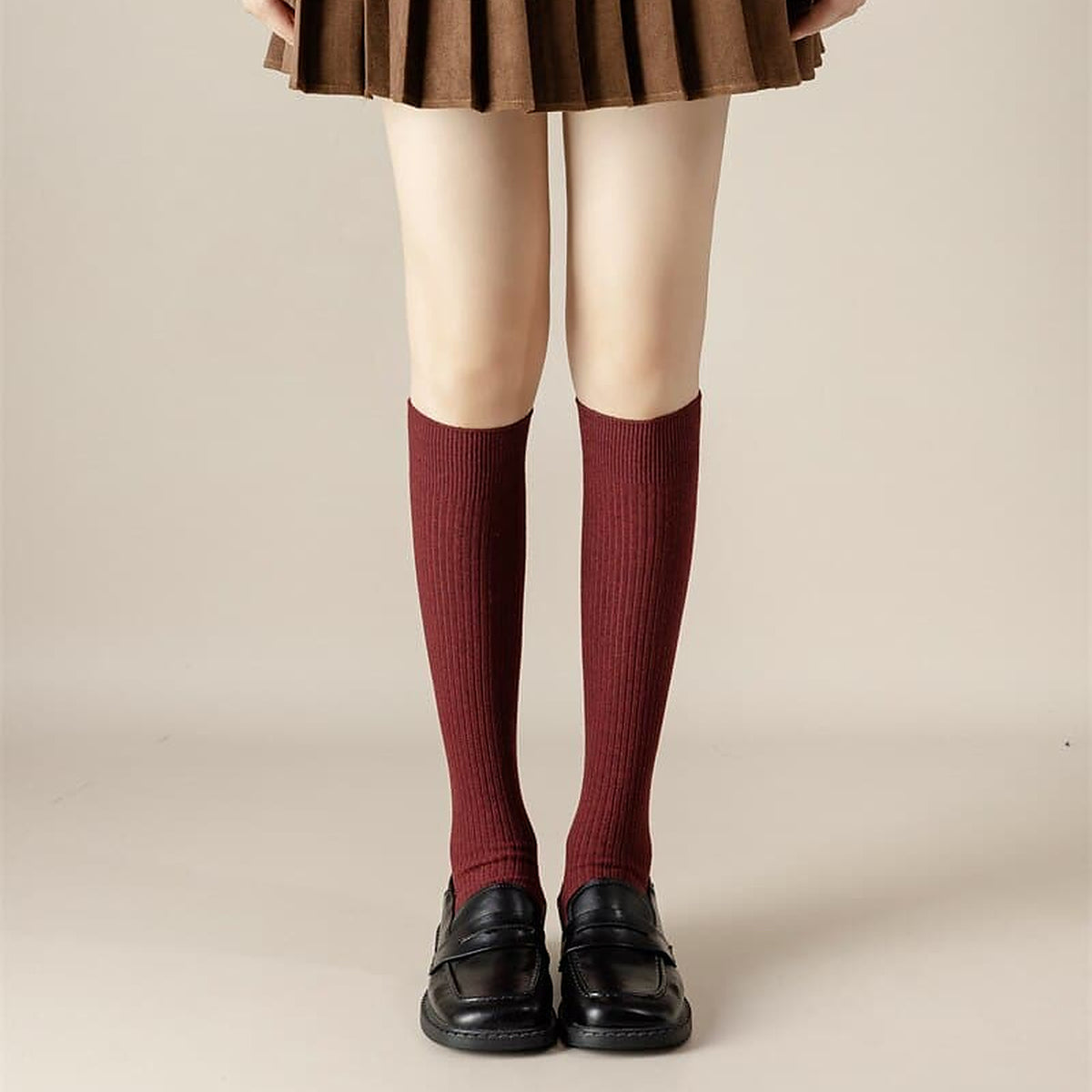 Chaussettes hautes rouge profond portees sous le genou avec des mocassins