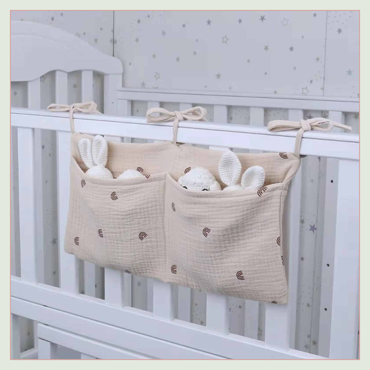 Sac de rangement à petits arcs noué à l’extérieur d’un lit bébé
