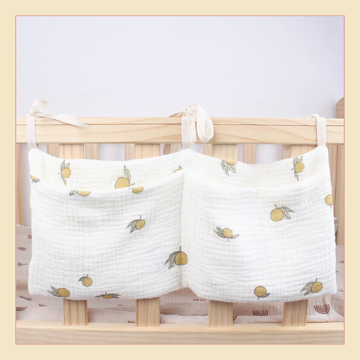 Sac de rangement à citrons avec deux poches fixé sur un lit bébé Image