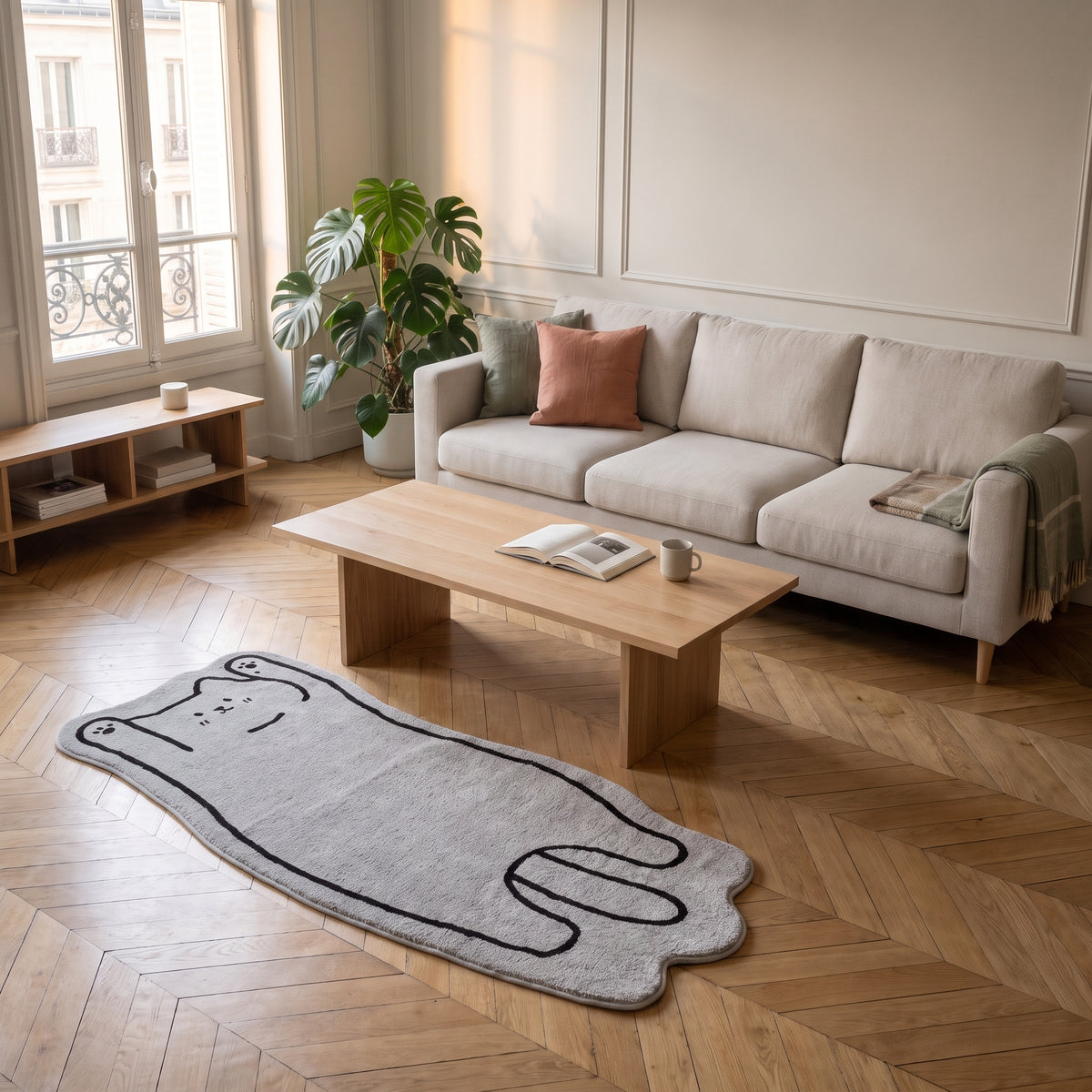Tapis chat cartoon 80 x 160 cm devant un canapé et une table basse