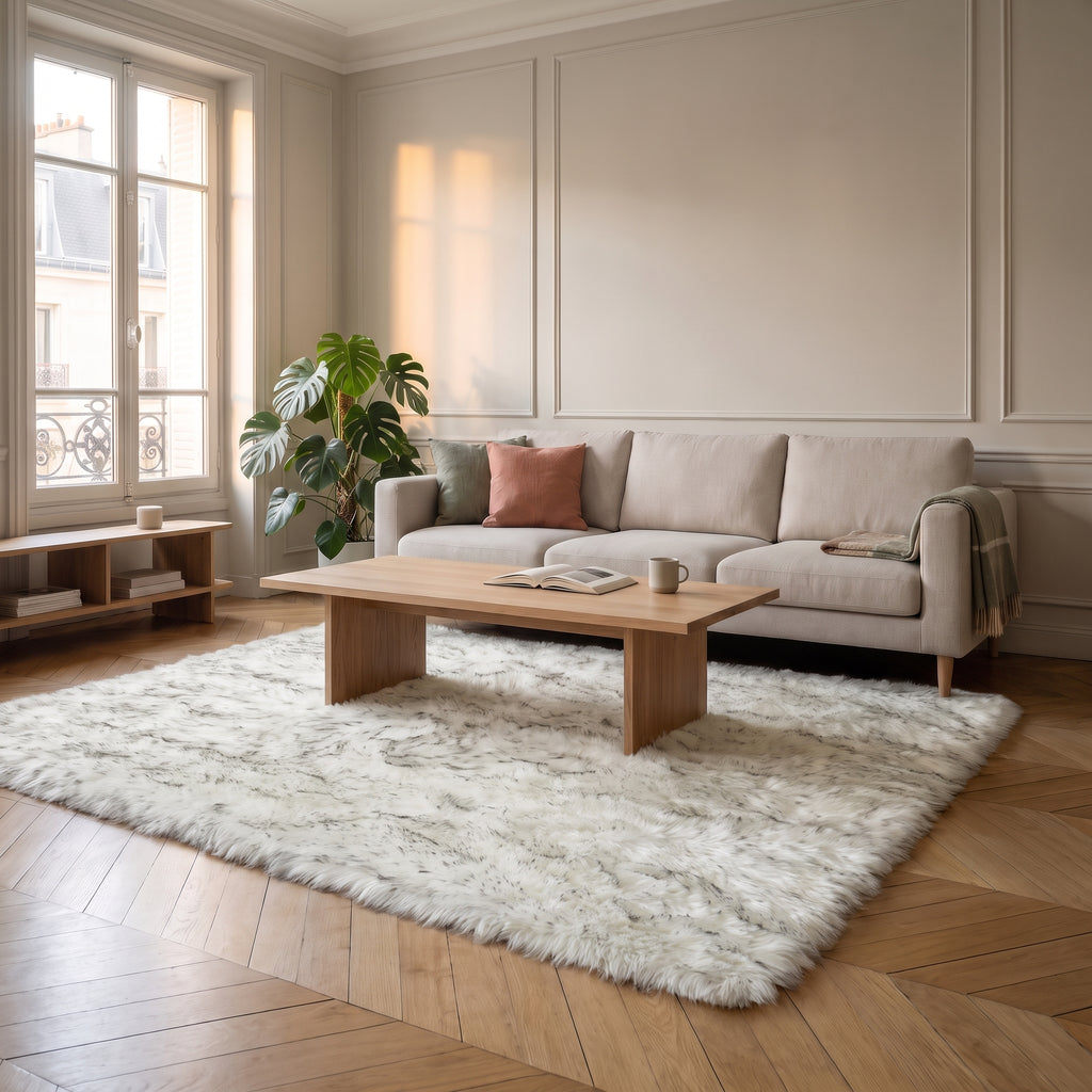 Tapis cocooning en fourrure extra longue, coloris beige, sous une table basse de salon