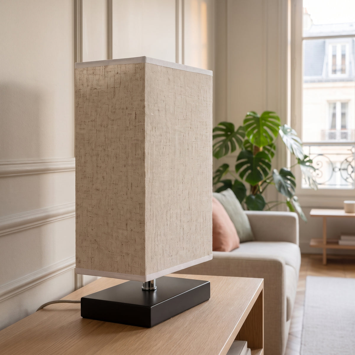 Lampe rectangulaire en lin posée sur une console